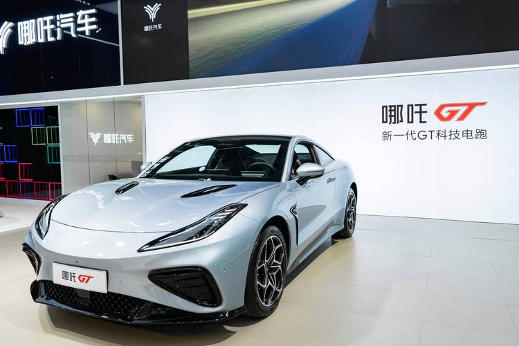 成都303哪吒汽车在智能汽车领域的表现，领途汽车在新能源汽车市场中的影响力